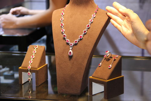 第34屆成都珠寶首飾展覽會(huì)暨工藝品展火爆開幕，璀璨盛宴引領(lǐng)珠寶新風(fēng)尚